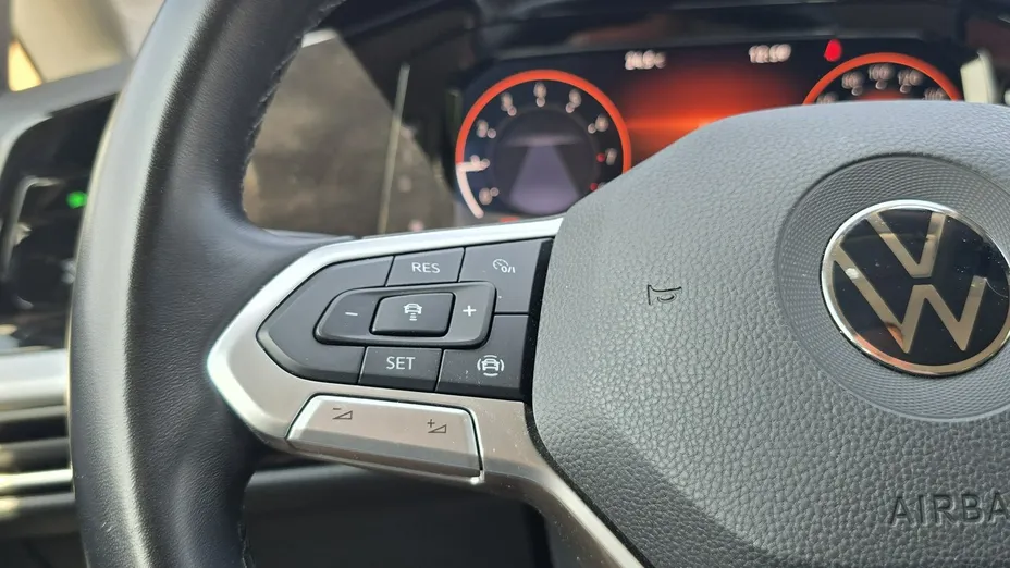 VOLKSWAGEN Golf -