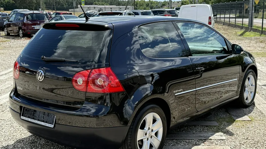 VOLKSWAGEN Golf -