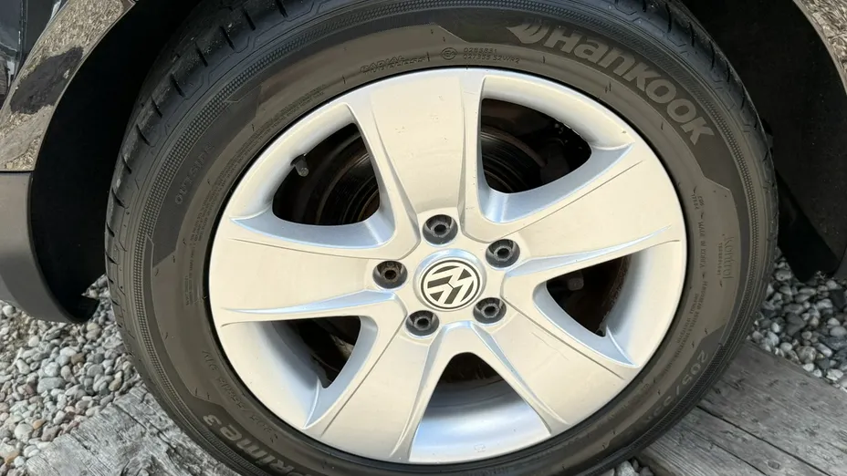 VOLKSWAGEN Golf -