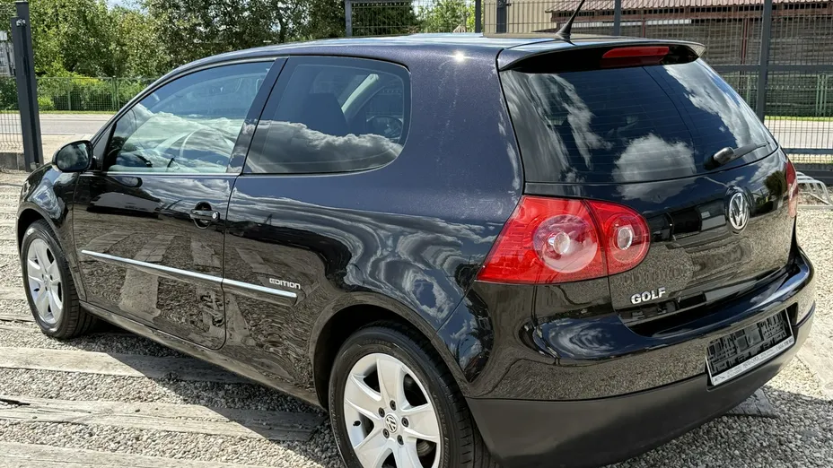 VOLKSWAGEN Golf -