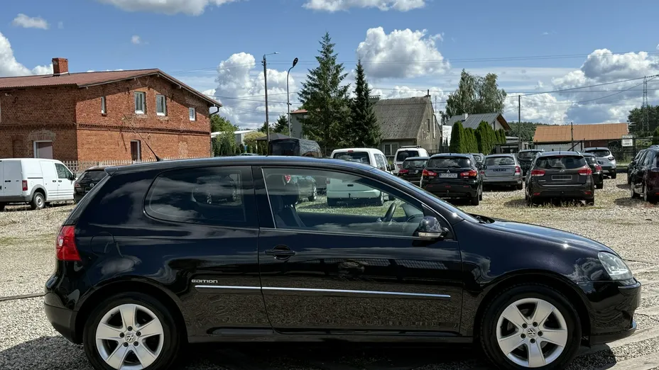 VOLKSWAGEN Golf -