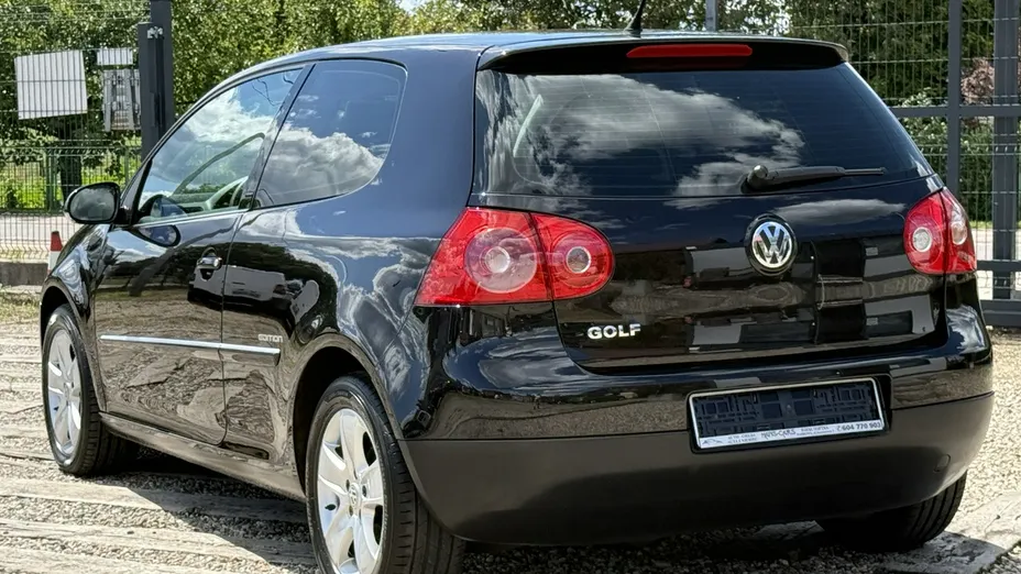 VOLKSWAGEN Golf -