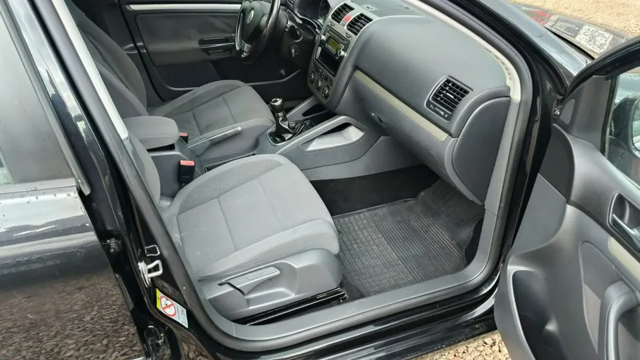 VOLKSWAGEN Golf -