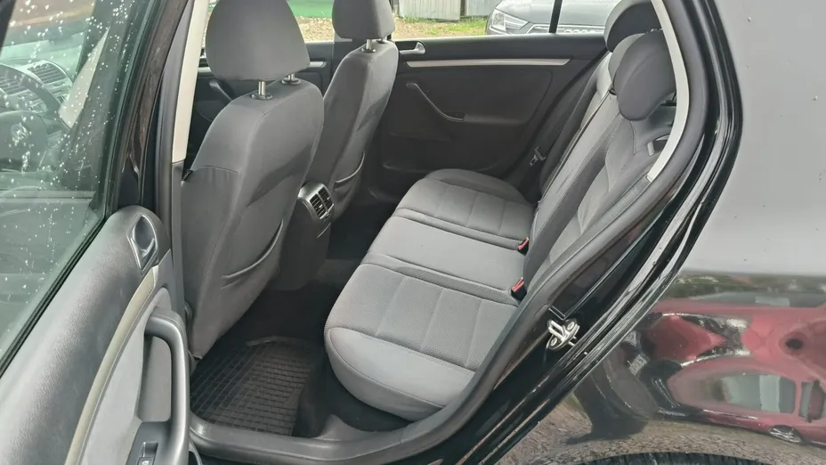 VOLKSWAGEN Golf -
