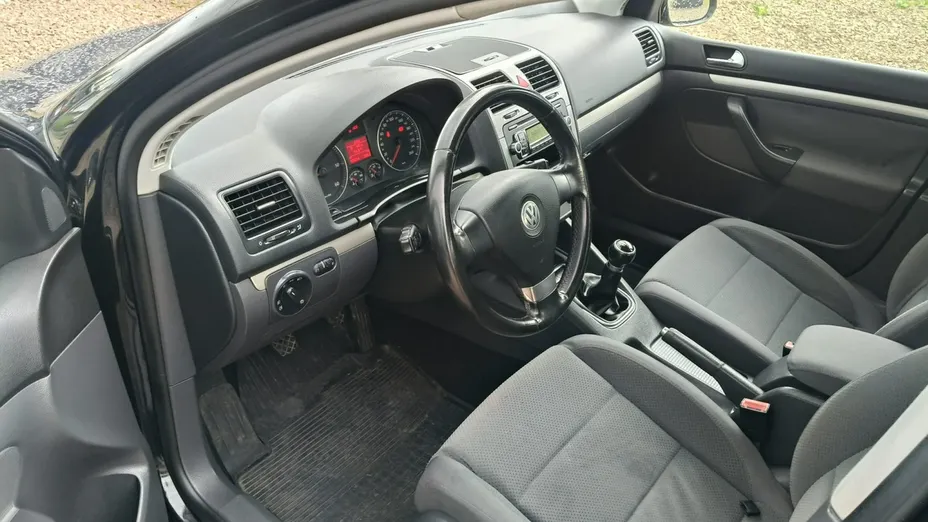 VOLKSWAGEN Golf -