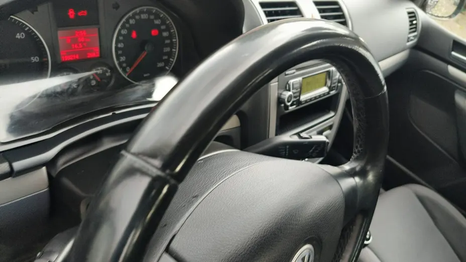 VOLKSWAGEN Golf -