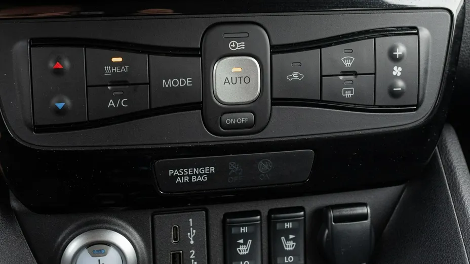 NISSAN Leaf -