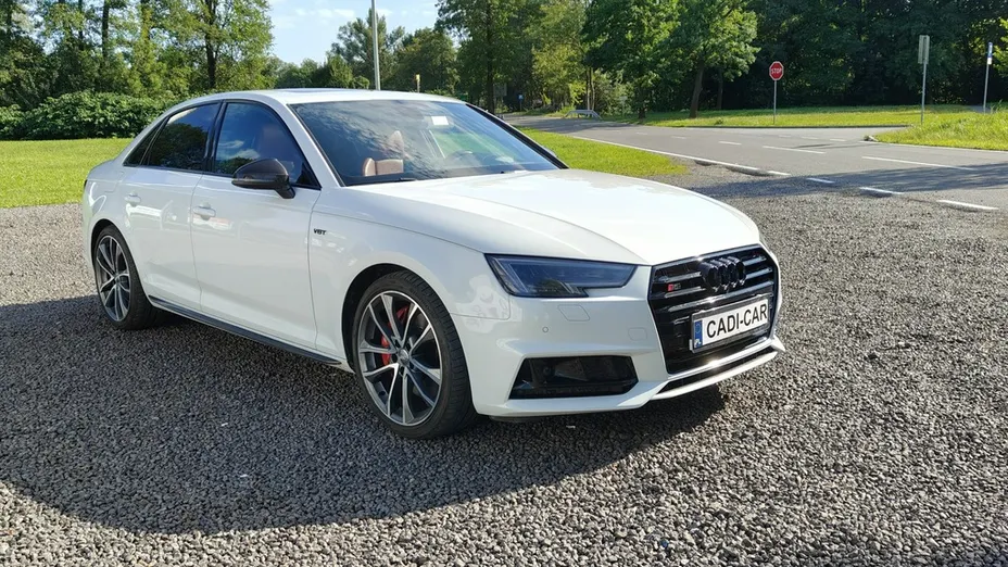 AUDI S4 -