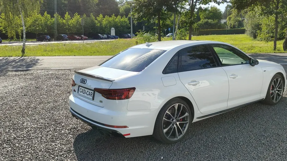 AUDI S4 -