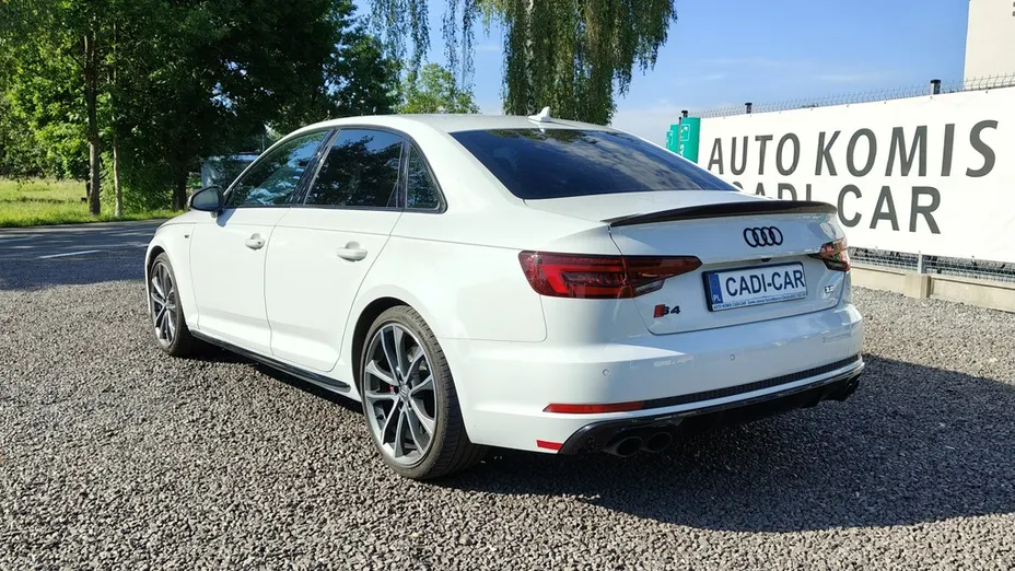 AUDI S4 -