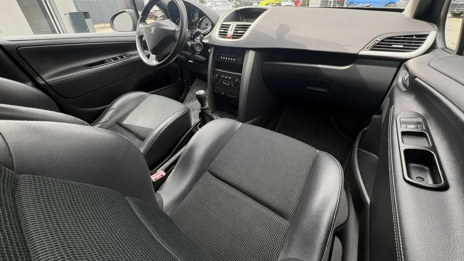 PEUGEOT 207 -