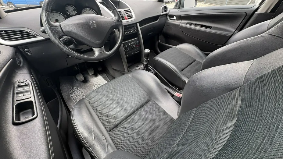 PEUGEOT 207 -