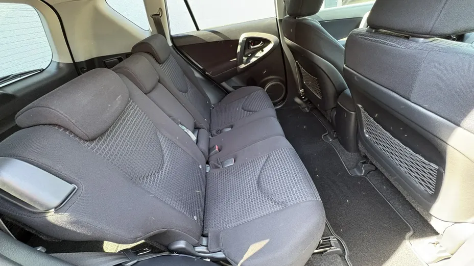 TOYOTA RAV4 -