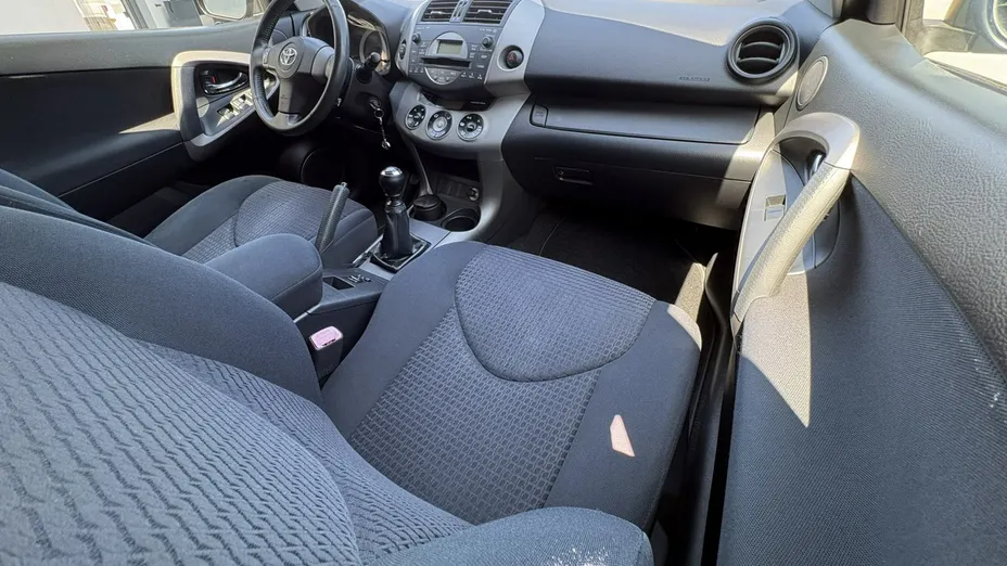 TOYOTA RAV4 -