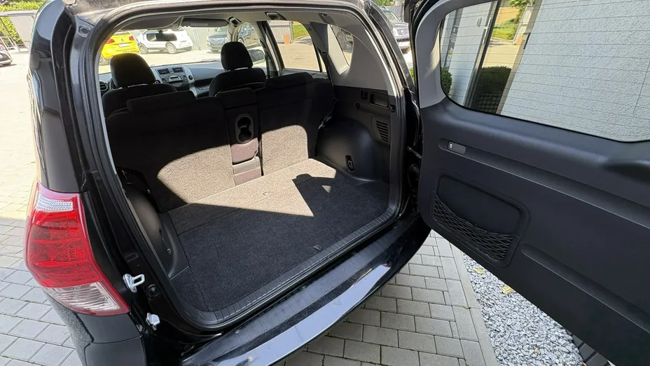 TOYOTA RAV4 -