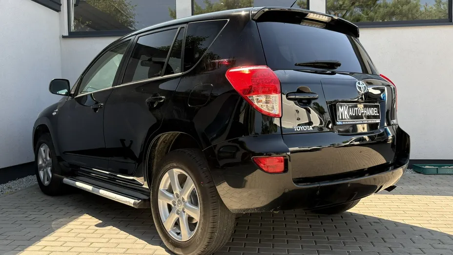 TOYOTA RAV4 -
