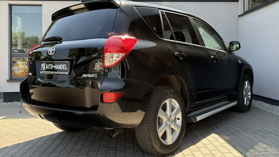 TOYOTA RAV4 -