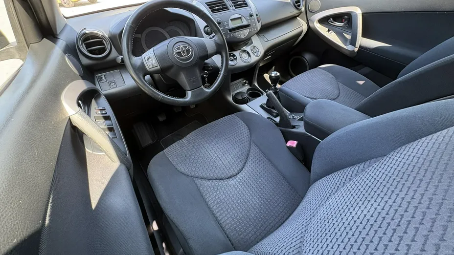TOYOTA RAV4 -