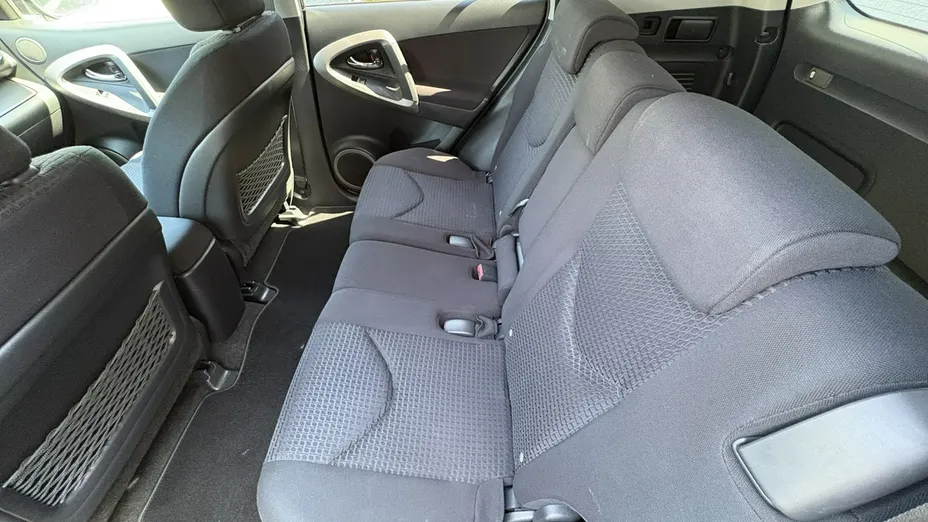 TOYOTA RAV4 -