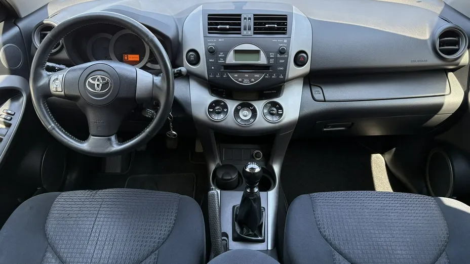 TOYOTA RAV4 -