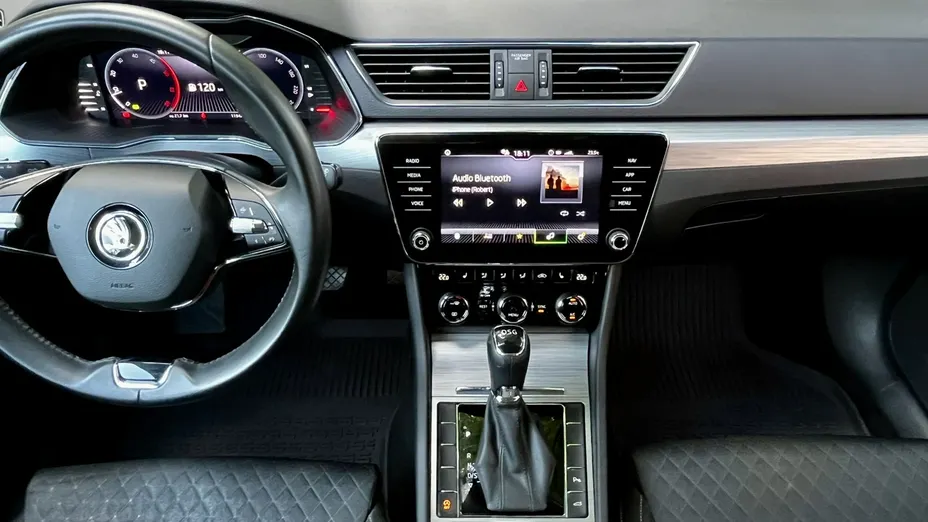 SKODA Superb -