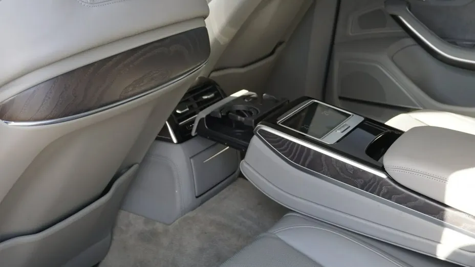 AUDI A8 -