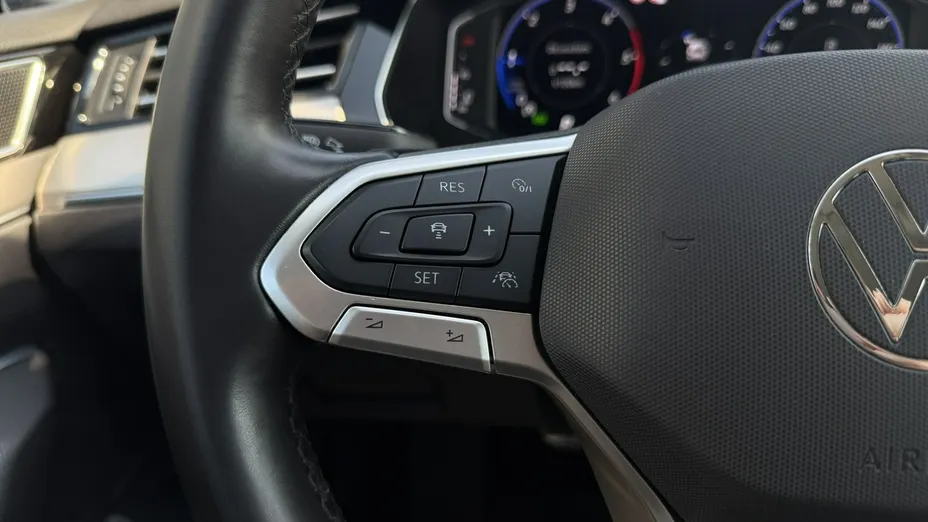 VOLKSWAGEN Passat -