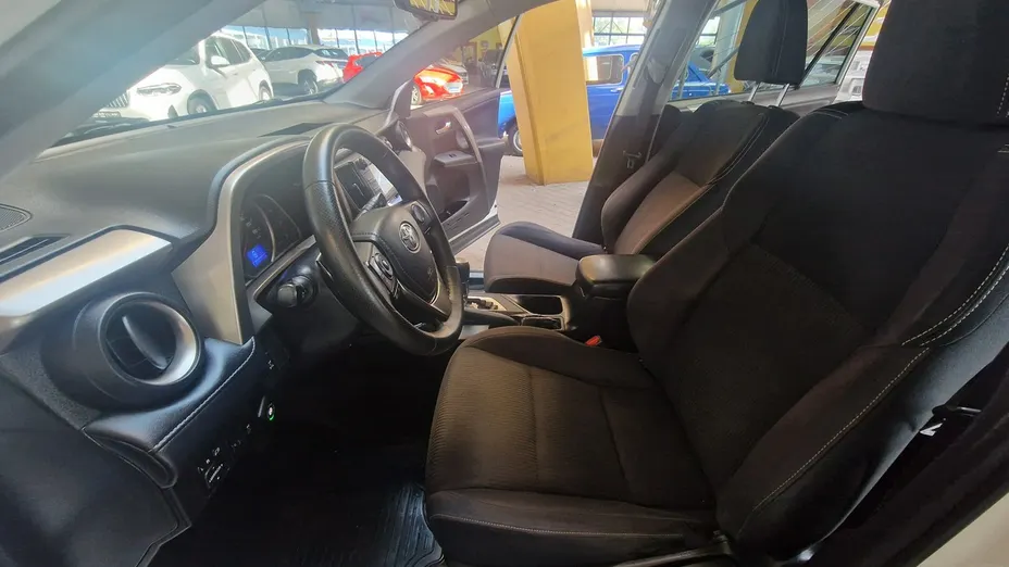 TOYOTA RAV4 -