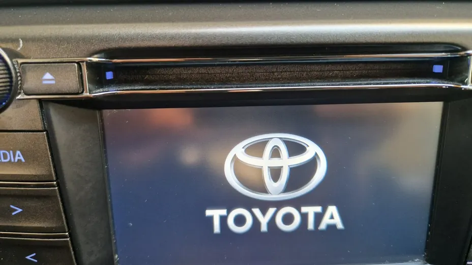 TOYOTA RAV4 -