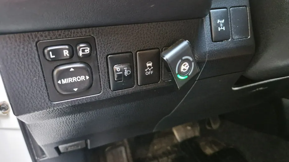TOYOTA RAV4 -