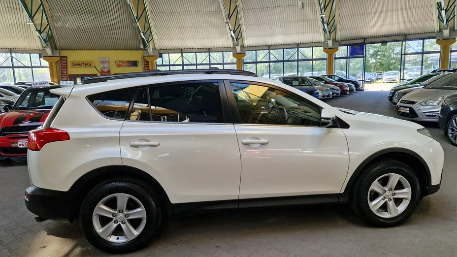 TOYOTA RAV4 -