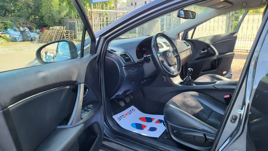 TOYOTA Avensis -