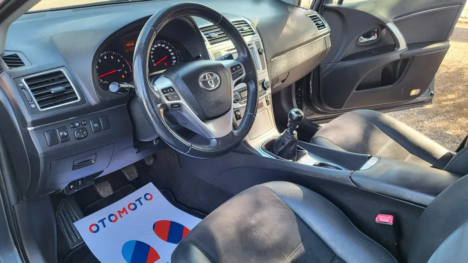 TOYOTA Avensis -
