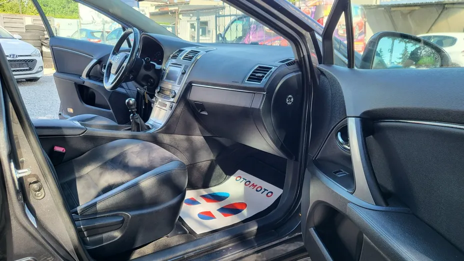 TOYOTA Avensis -