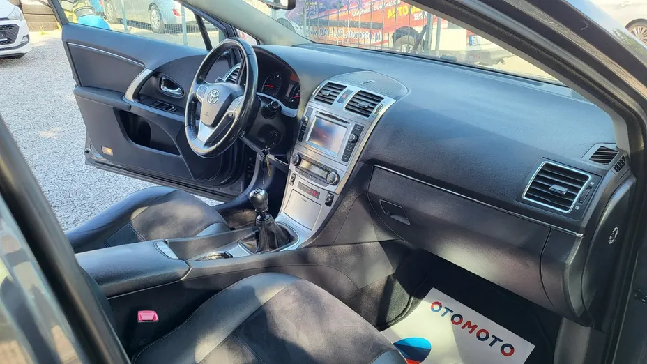 TOYOTA Avensis -