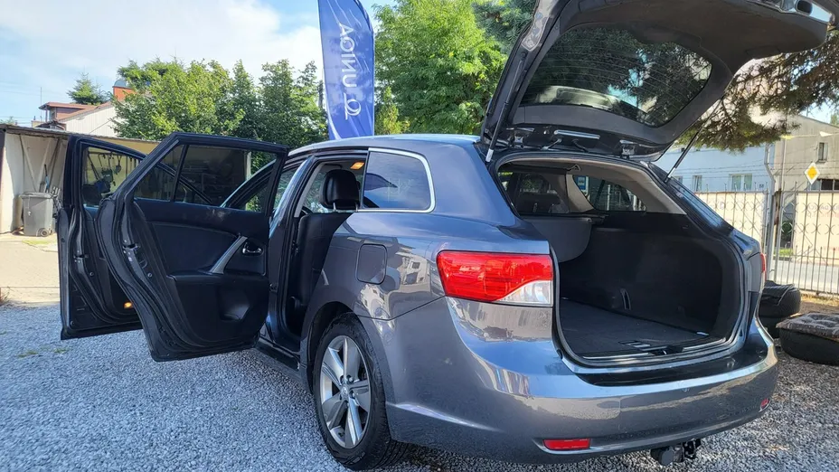 TOYOTA Avensis -