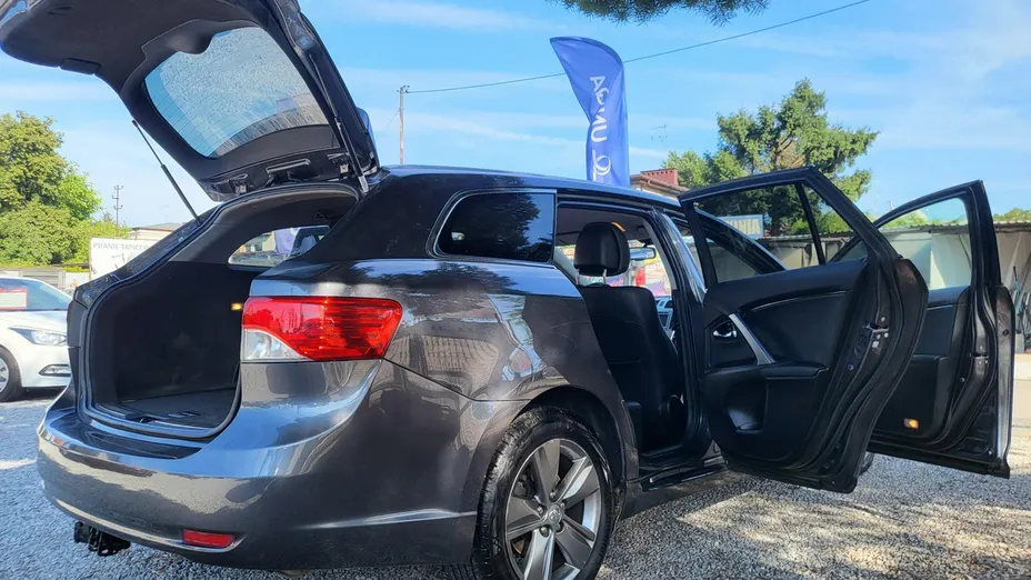 TOYOTA Avensis -
