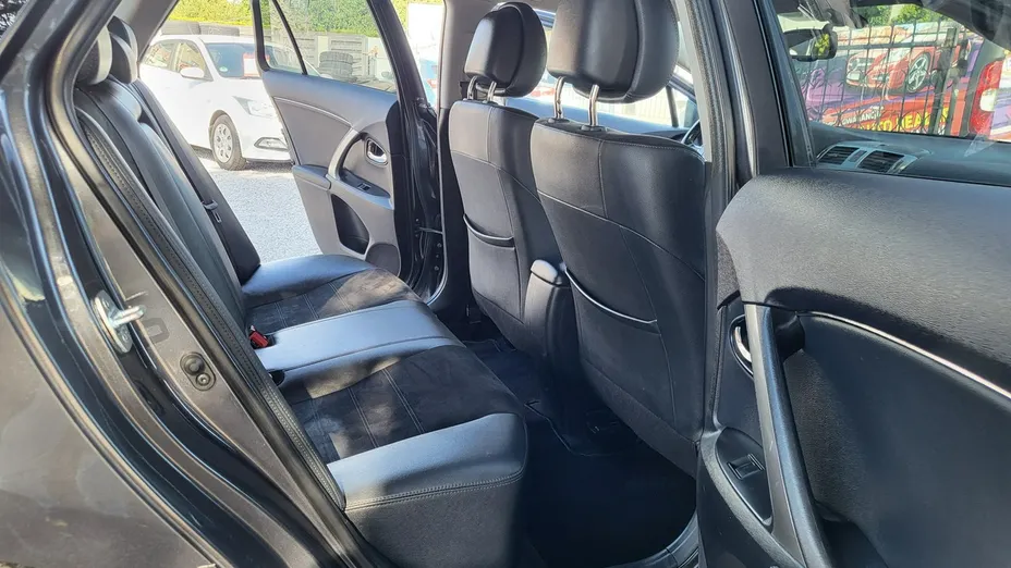 TOYOTA Avensis -