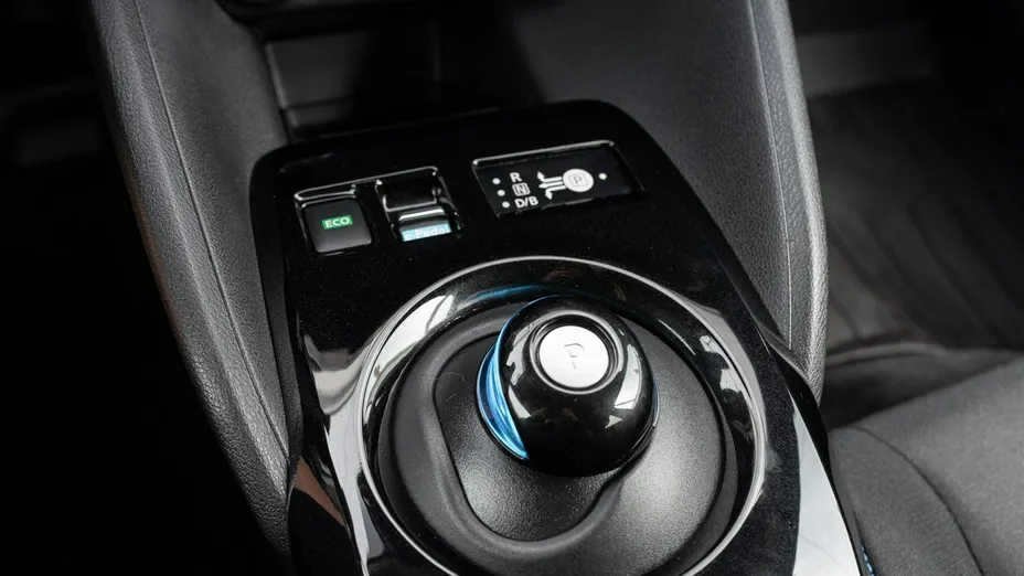 NISSAN Leaf -