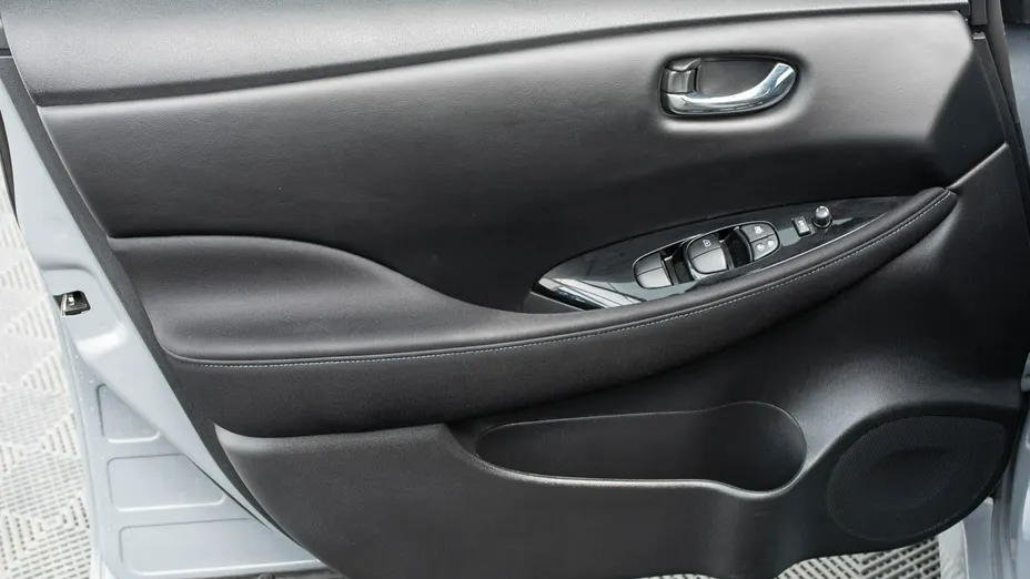 NISSAN Leaf -
