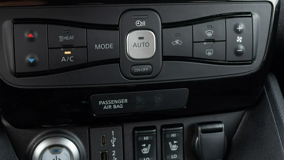 NISSAN Leaf -