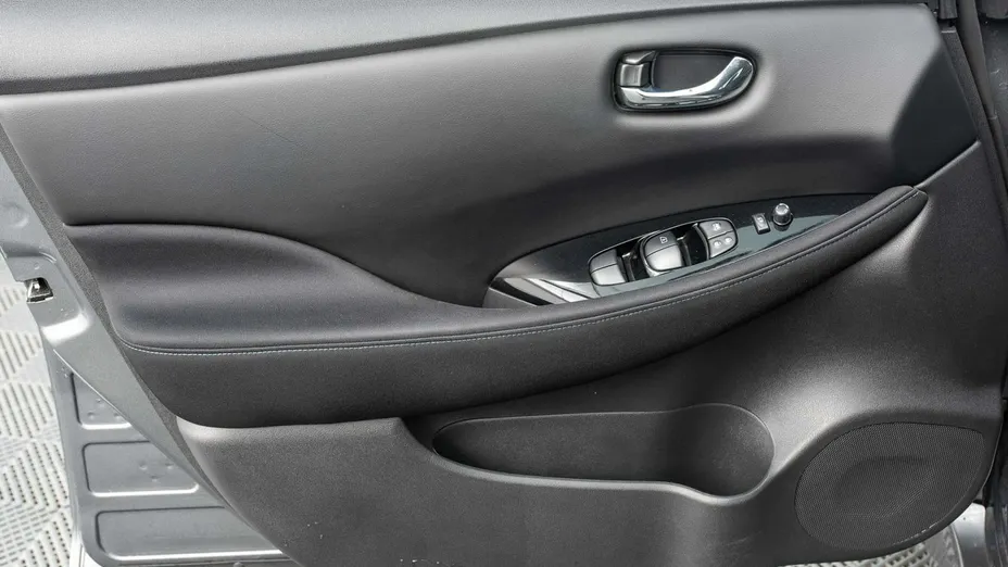 NISSAN Leaf -