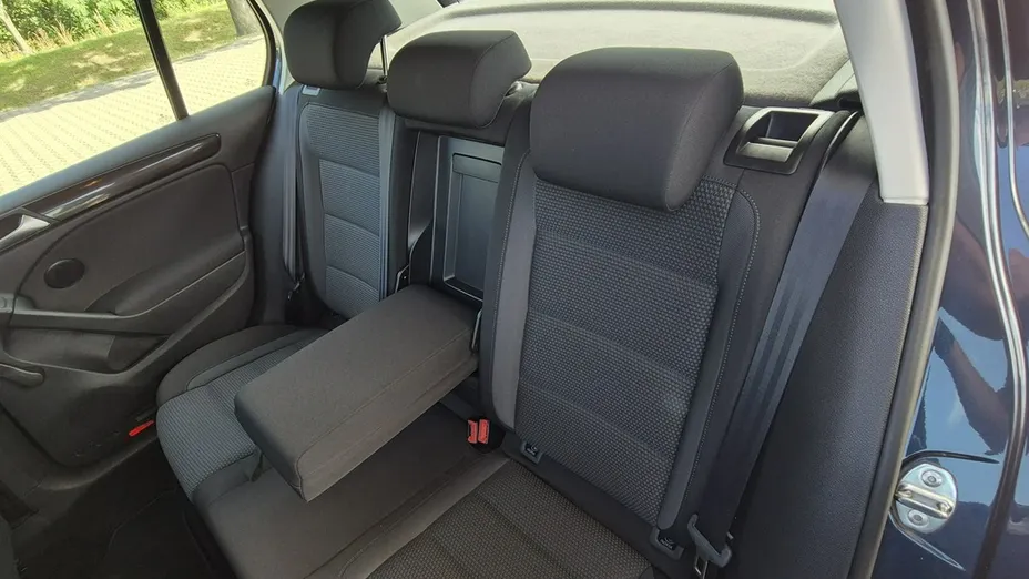 VOLKSWAGEN Golf -