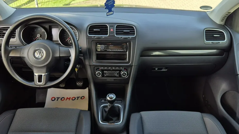 VOLKSWAGEN Golf -