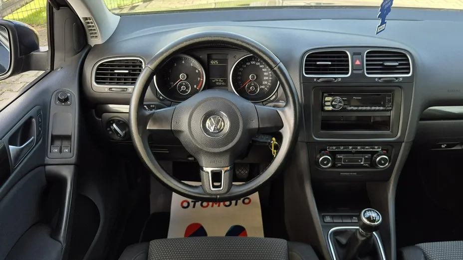 VOLKSWAGEN Golf -