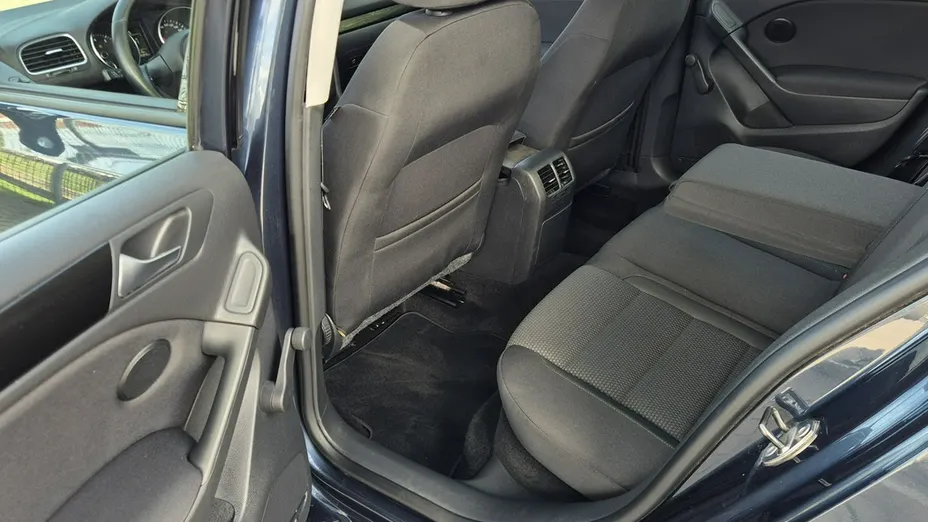 VOLKSWAGEN Golf -
