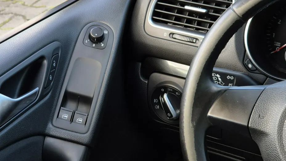 VOLKSWAGEN Golf -