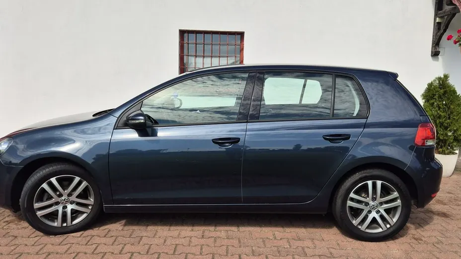VOLKSWAGEN Golf -