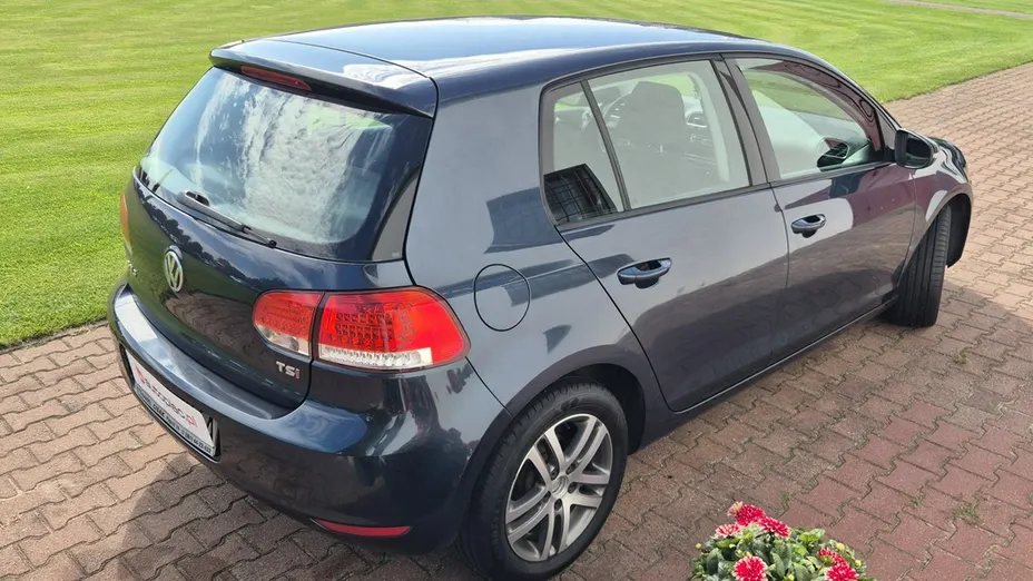 VOLKSWAGEN Golf -