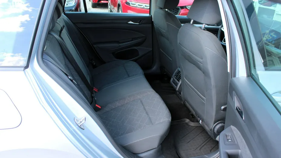 VOLKSWAGEN Golf -